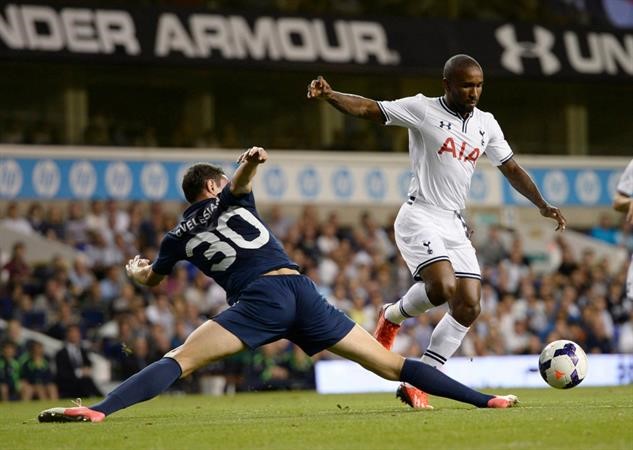 لاعب توتنهام جيرمان ديفوا مراوغا المدافع بطريقة فنية عالية رويترز