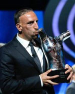 فرانك ريبيري مقبلا جائزة افضل لاعب في اوروبا	افپ﻿