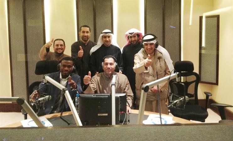 حميد حسن يتوسط طاقم احد البرامج السابقة