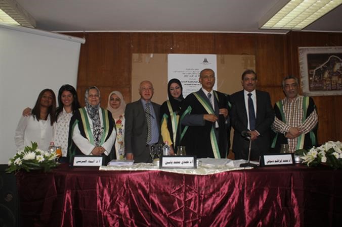 الباحثة دانة الكندري مع لجنة مناقشة رسالة الدكتوراه ناصر عبد السيد