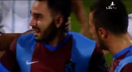 بالفيديو.. لاعب تركي يبكي ويترك الملعب بعد ان شتم الجمهور والدته