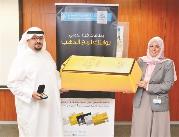 انتصار السويدي خلال تسليمها الفائز الجائزة ﻿