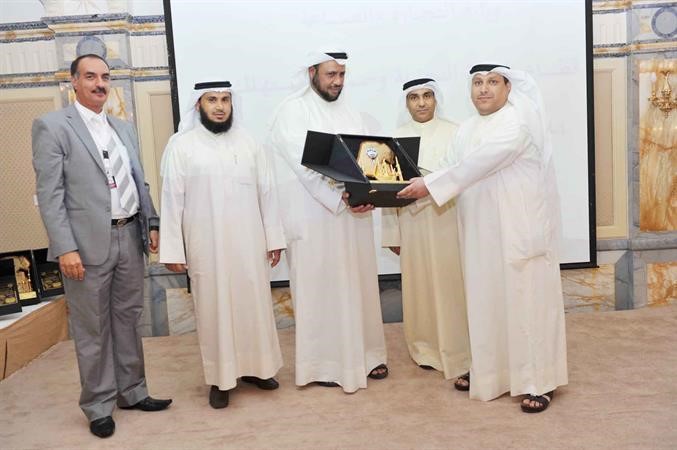 الشلال يتسلم درعا تذكارية من شركة فاينل افكت	 هاني عبد الله﻿