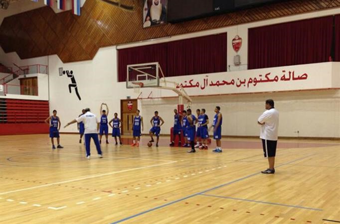 لاعبو شباب سلة الازرق يستمعون لتوجيهات المدرب
