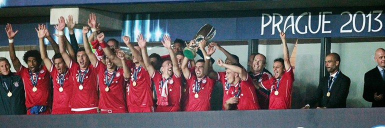 فرحة لاعبي ميونيخ ومدربه غوارديولا بالكاس اپ