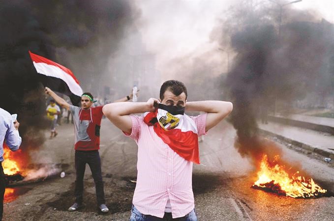 جانب من المواجهات بين انصار الرئيس المعزول دمحمد مرسي وقوات الامن في جمعة الحسم في القاهرة امس الاول افپ