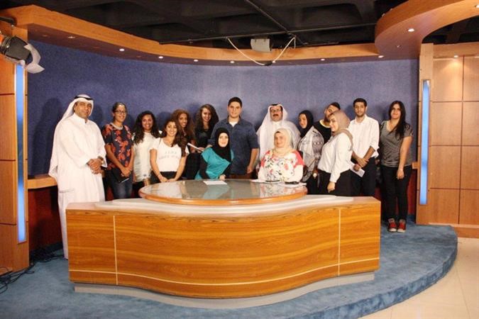 صور جماعية لطلاب الجامعة الامريكية مع د محمد اكبر وحسين جمال