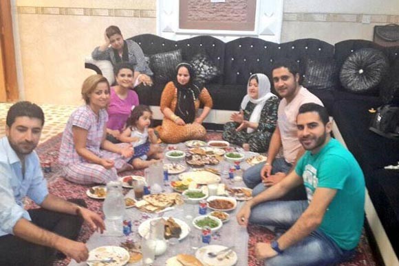 صور أثارت الجدل.. نجوم اراب ايدول يتناولون الطعام على الارض داخل منزل برواس حسين
