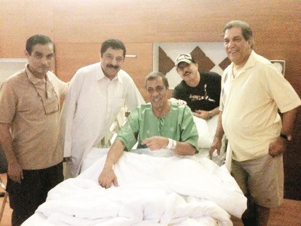  ويتوسط مجموعة من اصدقائه ويبدو الزميل الاعلامي القدير صالح الغريب﻿