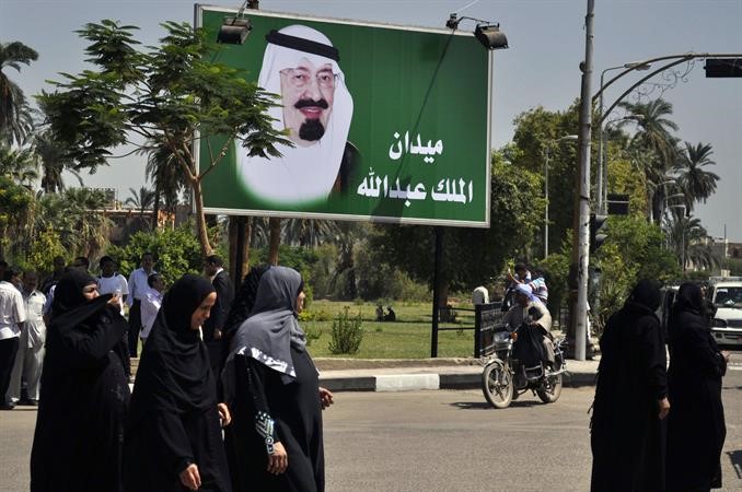 لافتة ضخمة تحمل صورة خادم الحرمين الشريفين الملك عبد الله في احد ميادين الاقصر بعد اطلاق اسمه عليه 	ا ف پ ﻿