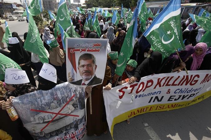 مؤيدات الجماعة الاسلامية في باكستان خلال مظاهرة لدعم الرئيس المعزول محمد مرسي في راولبندياپ