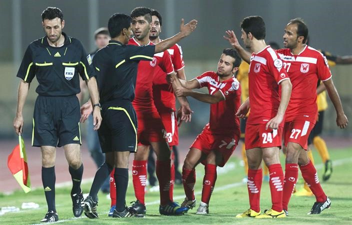 لاعبو الفحيحيل يحتجون على الحكم مبارك شعيب بعد الهدف الاول 	الازرقكوم﻿