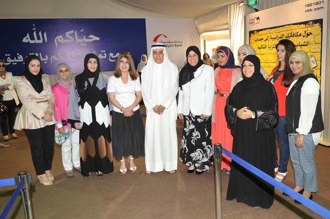 فوزية معرفي مع الحضور في افتتاح خيمة بيع الكتب	 سعود سالم﻿
