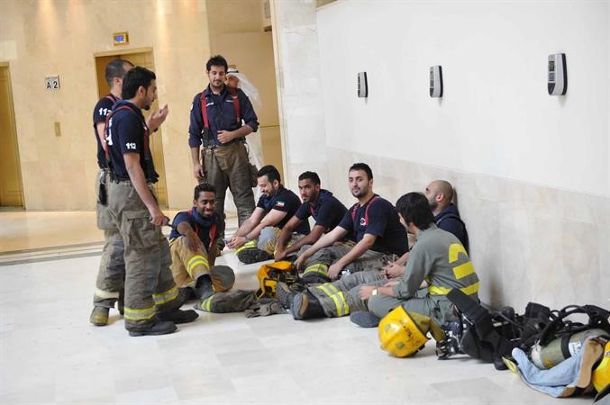 ورجال الاطفاء بعد ان فرغوا من مهمتهم﻿