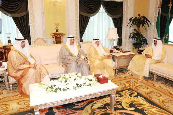 سمو نائب الامير وولي العهد الشيخ نواف الاحمد مستقبلا الشيخ خالد الجراح والشيخ سلمان الحمود والشيخ محمد العبدالله﻿