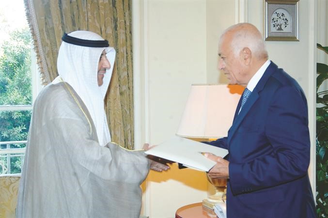 السفير عزيز الديحاني يقدم اوراق اعتماده الى د نبيل العربي﻿