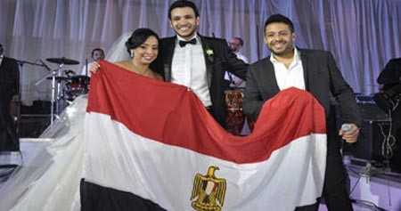 بالفيديو..حماقى وحكيم يحييان حفل زفاف ابنة منتج فني.. وصور السيسي ترتفع في الحفل