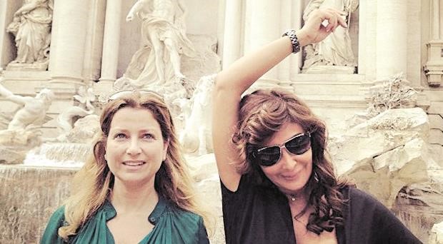 اليسا في روما تلقي بامنياتها في نافورة Fontana Di Trevi﻿