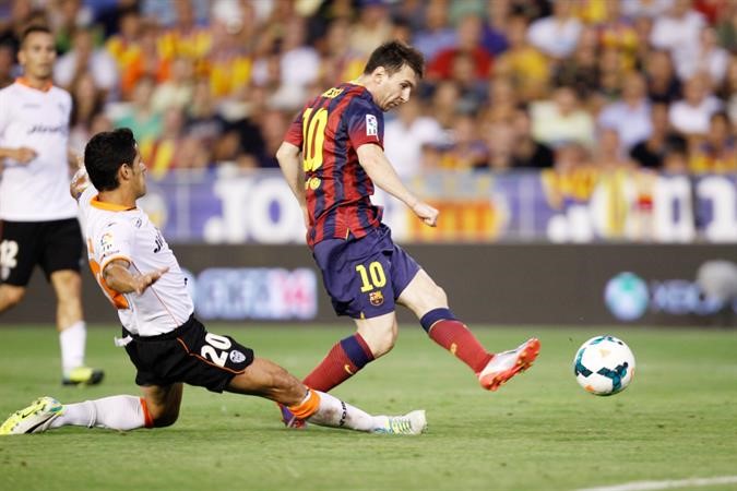 ليونيل ميسي يسدد كرة الهدف الثالث لبرشلونة افپ
