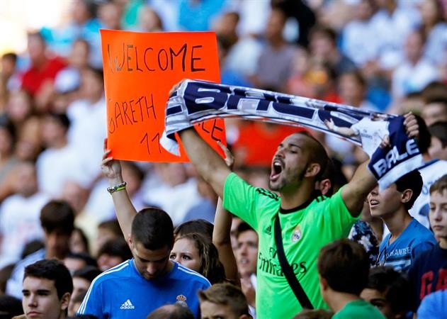 مشجع مدريدي يصرخ فرحا بقدوم بيل افپ
