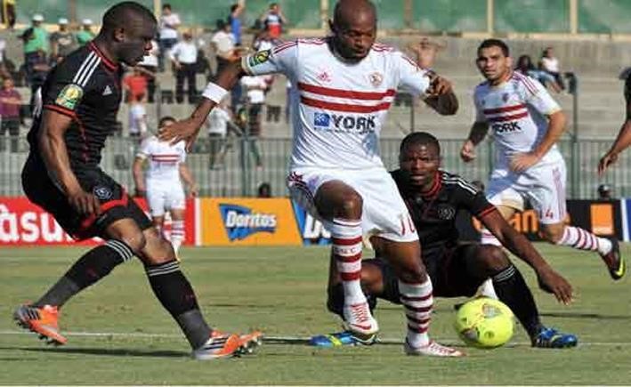 محمود عبدالرزاق شيكابالا يمر بالكرة من لاعبي اورلاندو