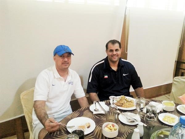 مساعد المدرب احمد الجلاوي مع مدير المنتخب محمد الحميدان ﻿