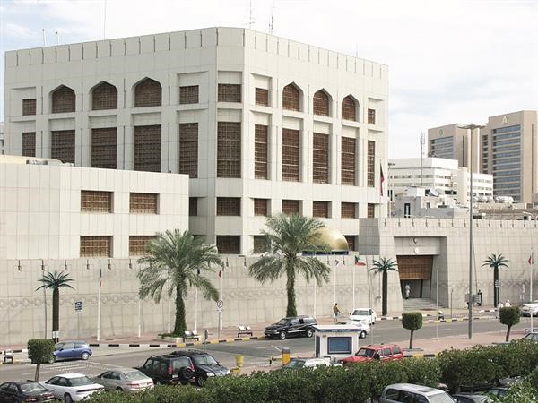 «المركزي» للتعاقد مع شركة لتنفيذ نظام المقاصة الإلكترونية للشيكات