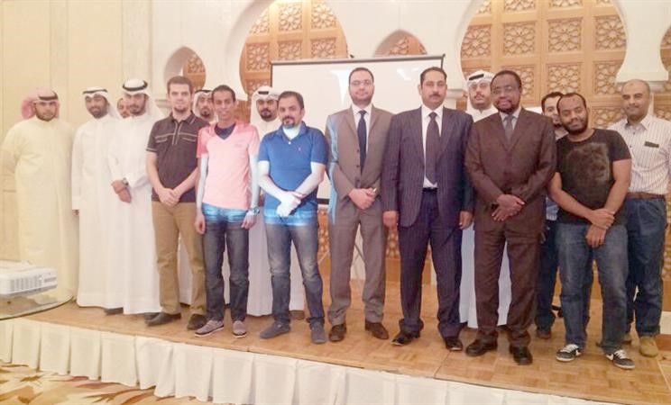 مجموعة من الموظفين المشاركين في الدورة