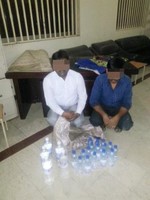 المتهمان وامامهما المضبوطات﻿