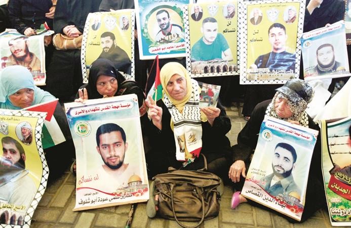 اقارب محتجزين فلسطينيين في السجون الاسرئايليةخلال تظاهرة لاطلاق سراحهم امام الصليب الاحمر بغزة امس 	اب﻿