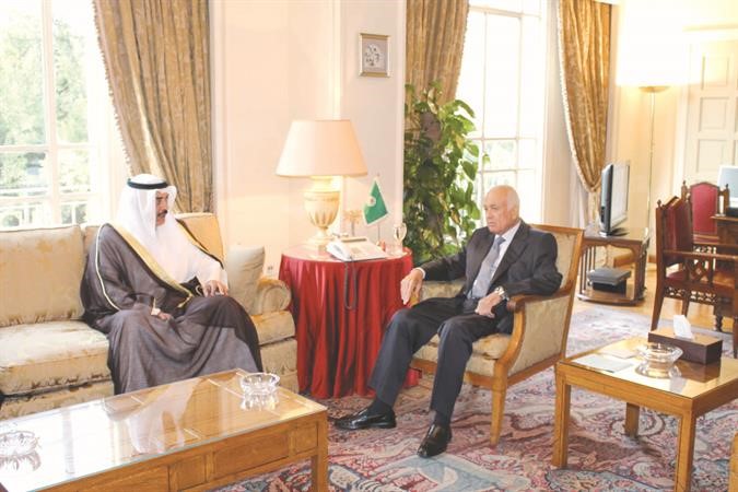 الشيخ صباح الخالد خلال لقائه دنبيل العربي