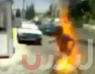 بالفيديو.. شاب أردني يسكب البنزين على جسده ويحرق نفسه في عمان