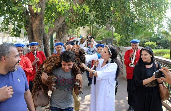 بالفيديو.. سما المصري ترقص مع فرقة حسب الله في الشوارع احتفالاً برحيل السفيرة الأميركية .. وتلف خروفاً بالعلم الأميركي