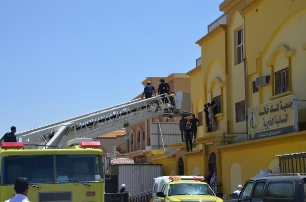 بالصور.. انقاذ فتاتين سعوديتين علقتا بسور احدى الجمعيات