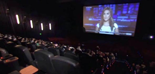 بالفيديو.. مذيعة سكاي نيوز عربية تفاجئ جمهور سينما الامارات بتقديم نشرة اخبار بدلاً من الفيلم