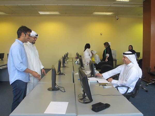 د الفرس متحدثا لمجموعة من الطلبة﻿
