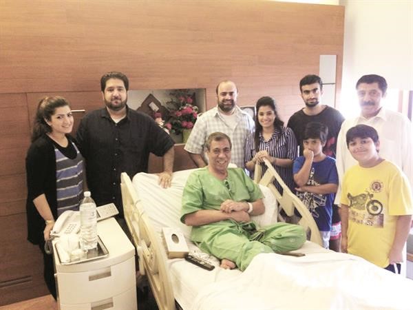 اسرة الفنانة شهد ومسك في لقطة جماعية مع الاعلامي محمد الويس في المستشفى