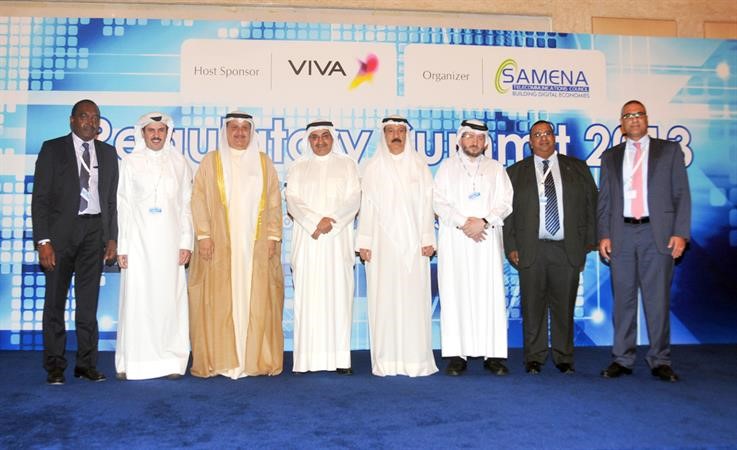 عيسى الكندري متوسطا مشاركين بالمؤتمر