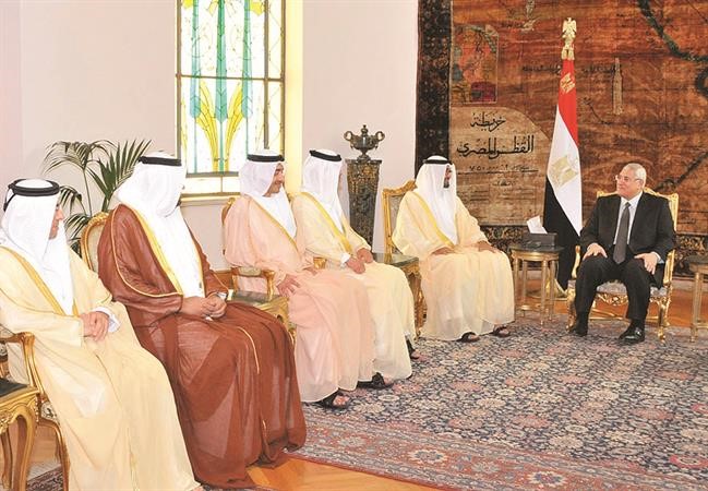 الرئيس المصري المؤقت المستشار عدلي منصور مجتمعا بولي عهد ابوظبي الفريق اول الشيخ محمد بن زايد ال نهيان والوفد المرافق له امس الاول رويترز