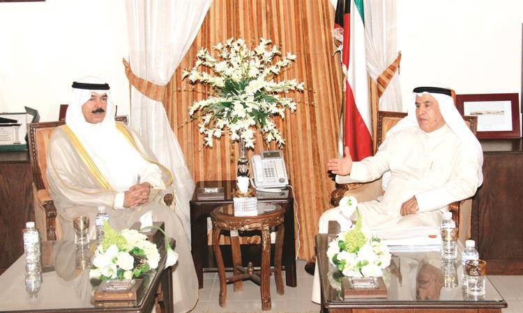 وزير الداخلية الشيخ محمد الخالد مستقبلا صالح يوسف الفضالة﻿