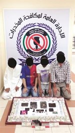 المتهمون وامامهم المضبوطات﻿