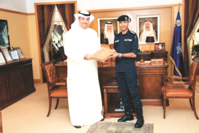 الشيخ مشعل الجابر خلال استقباله النقيب م يوسف الخريف﻿