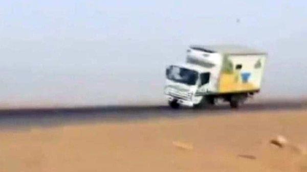 بالفيديو.. سعوديان يمارسان التفحيط بشاحنة أغذية مسروقة