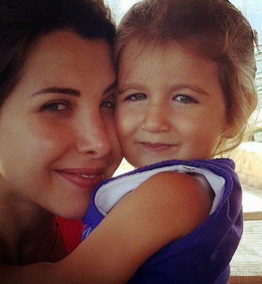 صورة نانسي عجرم بدون ماكياج مع ابنتها تحصل على 35 الف لايك