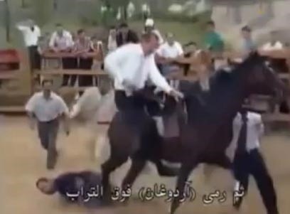 بالفيديو.. أردوغان يسقط من على ظهر حصان هائج