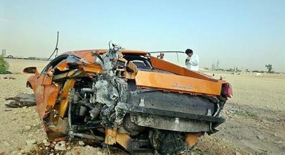 بالصور.. تحطم كامل لـ "لامبورغيني جالاردو" جراء حادث عنيف بالرياض