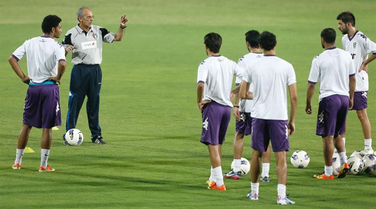 مدرب الازرق جورفان فييرا يوجه اللاعبين في التدريبات﻿