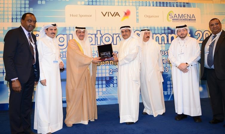 عادل الرومي يكرم وزير المواصلات عيسى الكندري