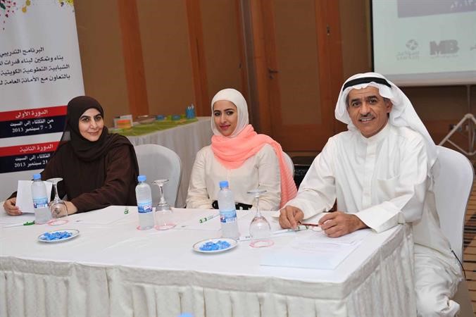 مساعد الرخيص وتسنيم الرومي وفاطمة العبيدلي لدى الافتتاح	 هاني عبد الله﻿