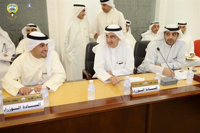 الوزراء الشيخ محمد العبد الله وم عبدالعزيز الابراهيم وانس الصالح في مجلس الامة امس